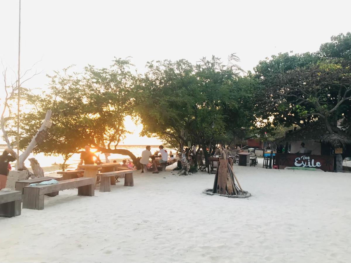 The Exile Sunset Bar & Bungalow Gili Trawangan Kültér fotó